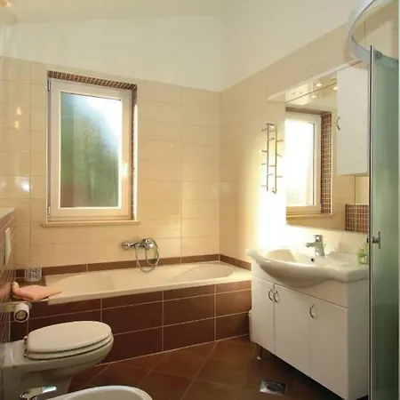 Adorable House Lilla-with Pool-near Old Town Дом отдыха Лабин